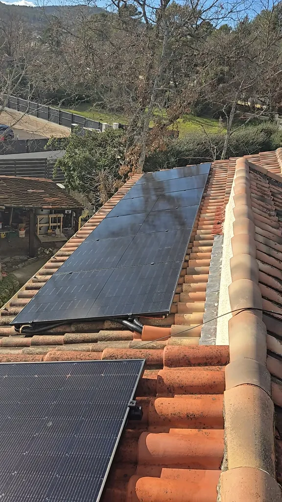 Installer un chauffe-eau solaire hybride pour produire l’eau chaude sanitaire en Provence durablement