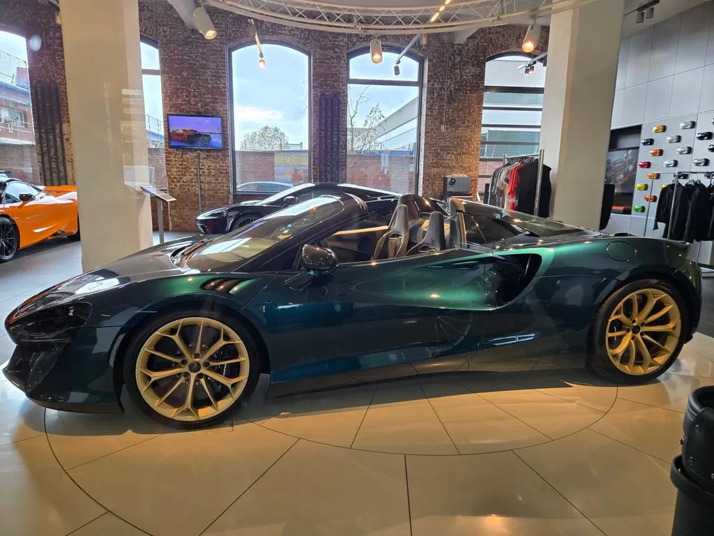 Showroom McLaren supercars exposées vente sous contrat officiel Asphalte Diffusion