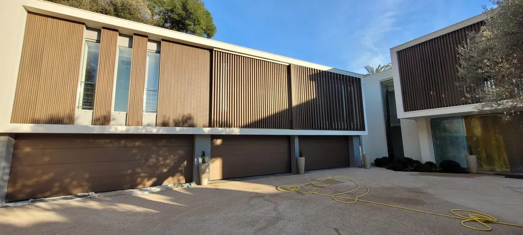 Habillage Coverstyl sur portes d'ascenseur et garage exterieur sur Cannes 