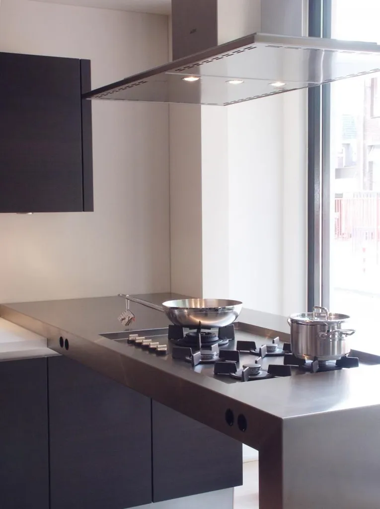 Plan de travail en inox sur mesure en demi pont avec hotte aspirante inox Nice