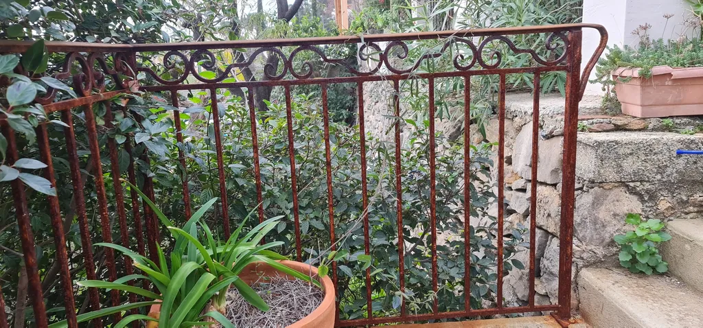 Réalisation et installation d'un garde-corps sur mesure en fer pour un seuil de maison avec escalier à Marseille