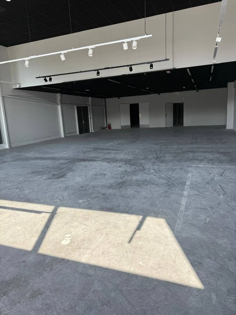 Nettoyage complet sols à l’autolaveuse et lavage vitres en hauteur pour commerces à Crépy-en-Valois, Paris 15, Boulogne-Billancourt – Intervention rapide et devis personnalisé