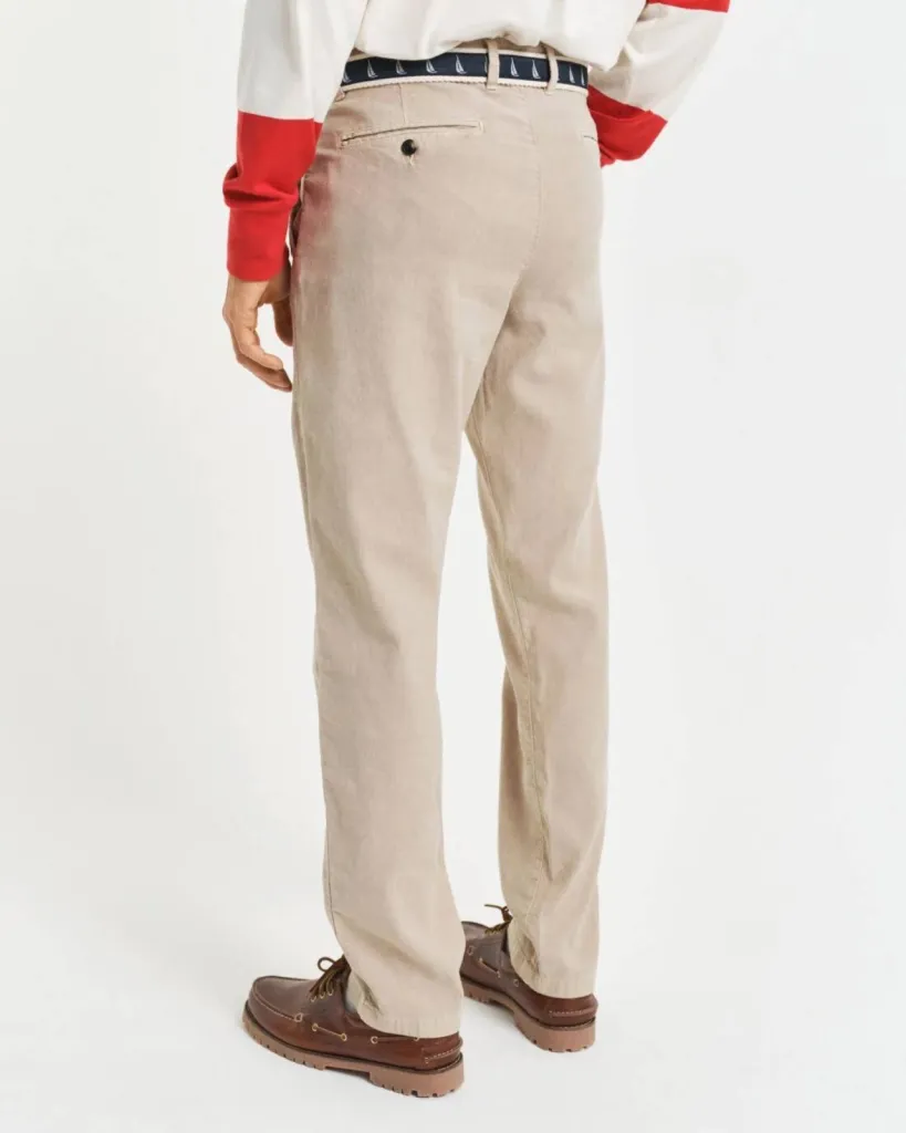 Quel pantalon chino d'été choisir pour allier fraîcheur et élégance ?