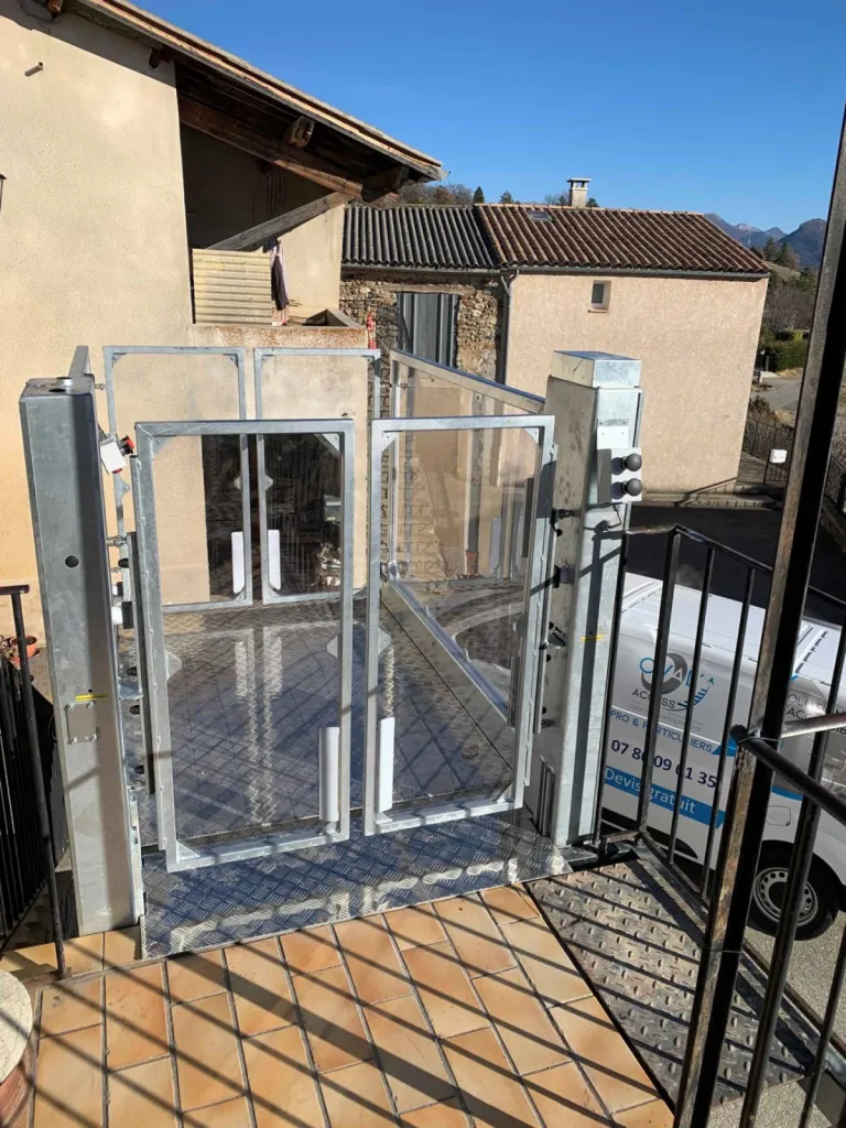 la plateforme verticale offre un passage libre de 900 mm une fois les portillons ouverts à 90°, installation près d'Aix en Provence