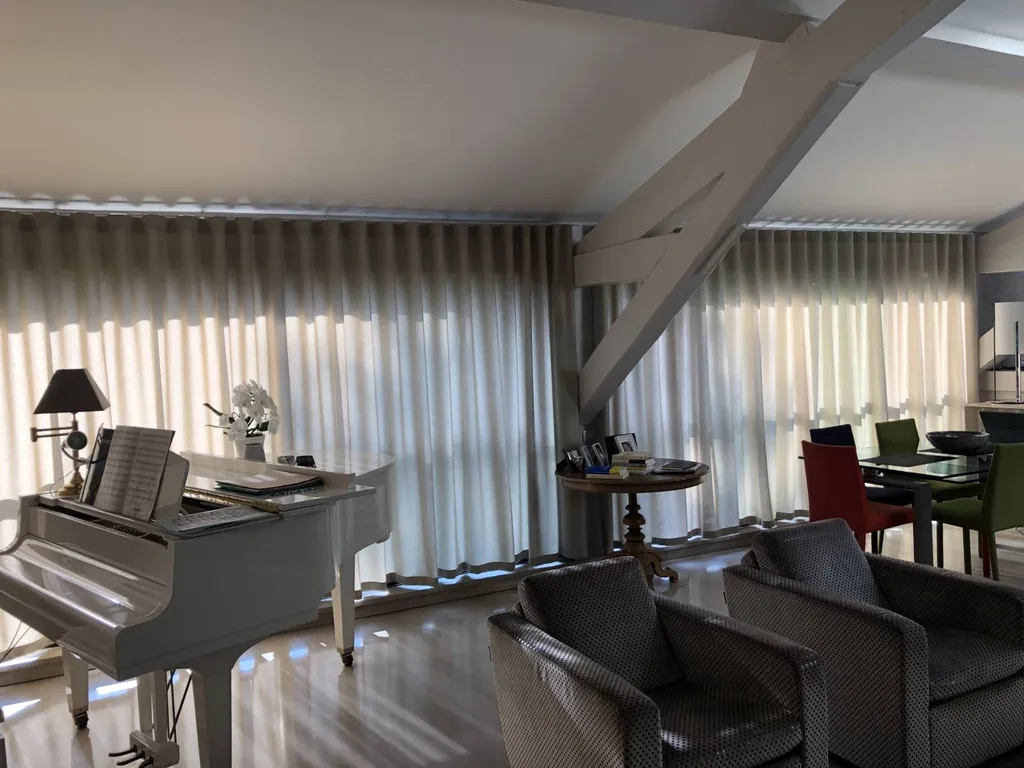 Installation , et réalisation de rideaux sur mesure dans un tissu de chez Wind, à Collonges au Mont d'or