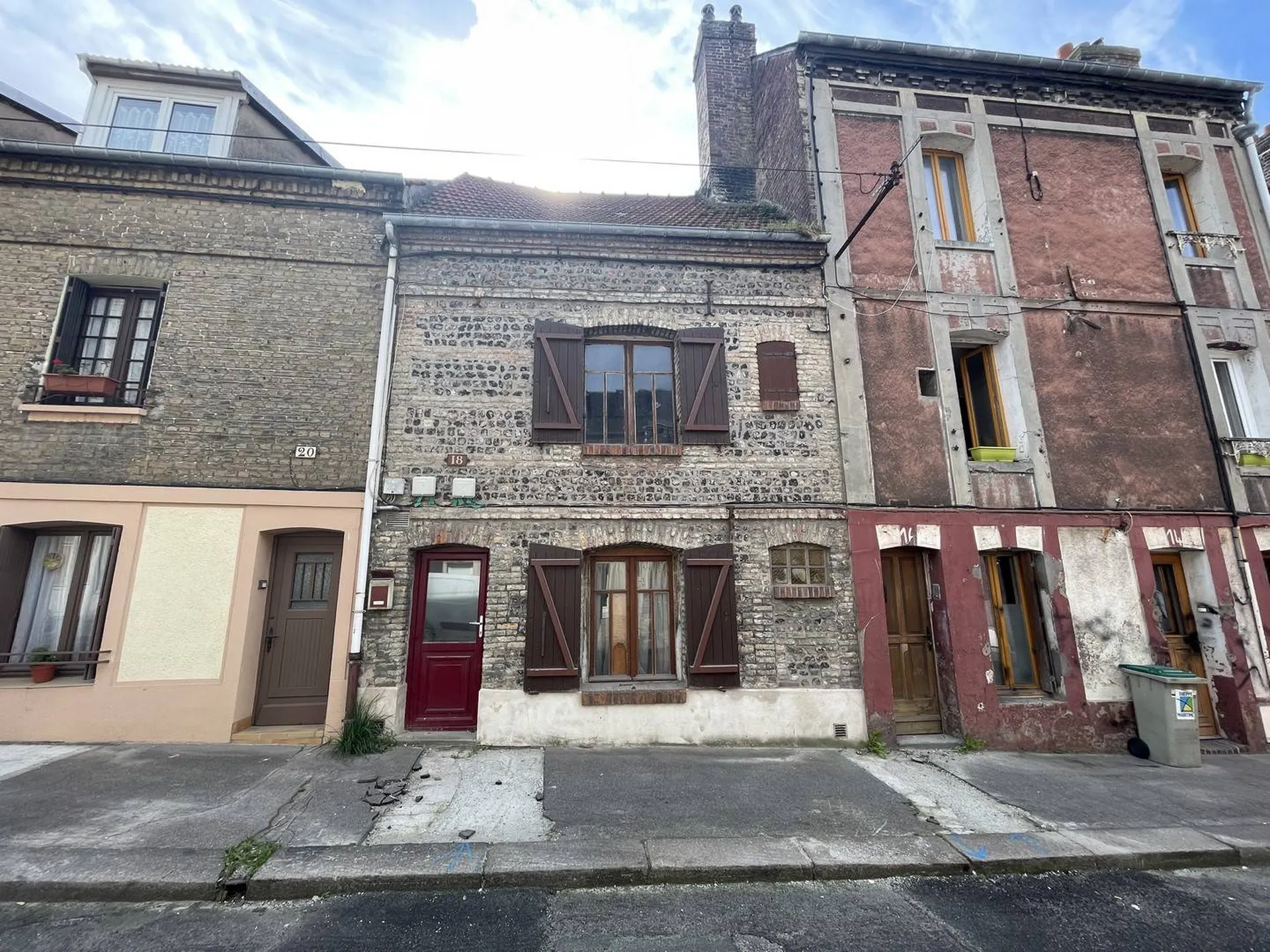 VENDU Maison de pêcheur en pierre et silex, mitoyenne et à rénover, d'environ 60m² sur 3 niveaux.  proche centre ville de Dieppe, Seine Maritime, 76