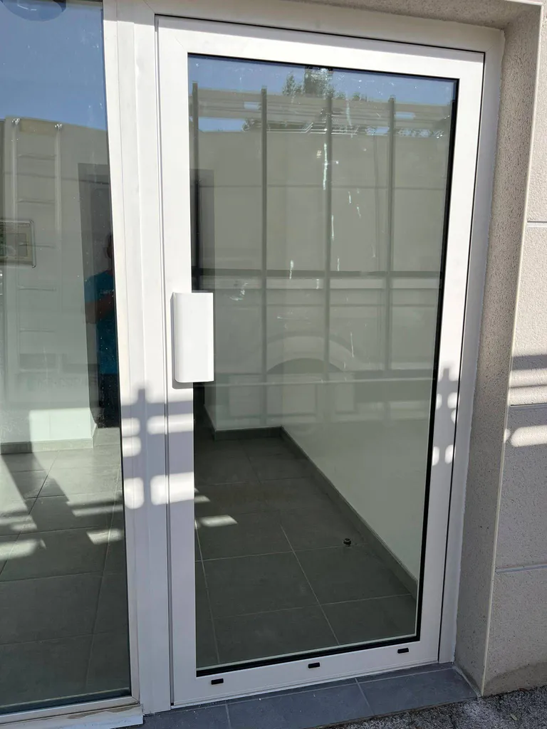 Porte en aluminium vitrée à Cogolin 