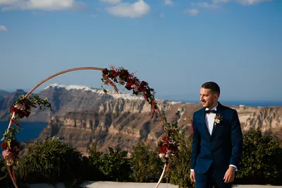 Organisez votre cérémonie romantique sur une terrasse vue Caldera avec l’accompagnement d’une wedding planner professionnelle française à Santorin