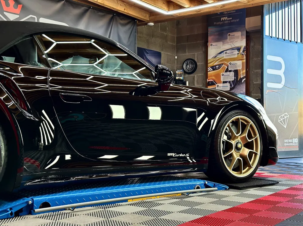 protection PPF automobile Lyon traitement céramique carosserie Porsche 992 Turbo S cabriolet 