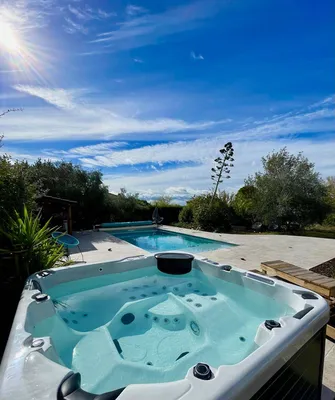 Livraison et installation d'un spa sur-mesure 5 places à Méjannes-lès-Alès, à côté de la piscine pour un confort optimal. - MCR Piscines et Spas - Vergèze