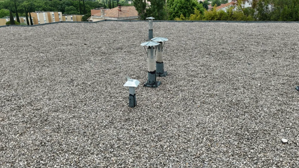 Chantier d’étanchéité réalisé à Marseille sur la copropriété La Source, avec arrachage et mise en œuvre d’un nouveau complexe.