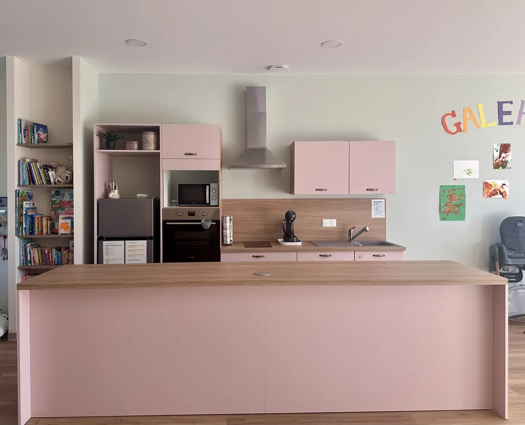 Installation d'une cuisine moderne sur mesure modèle Cindy Marshmallow et chêne Honey Oak à Mauzac proche du Fauga