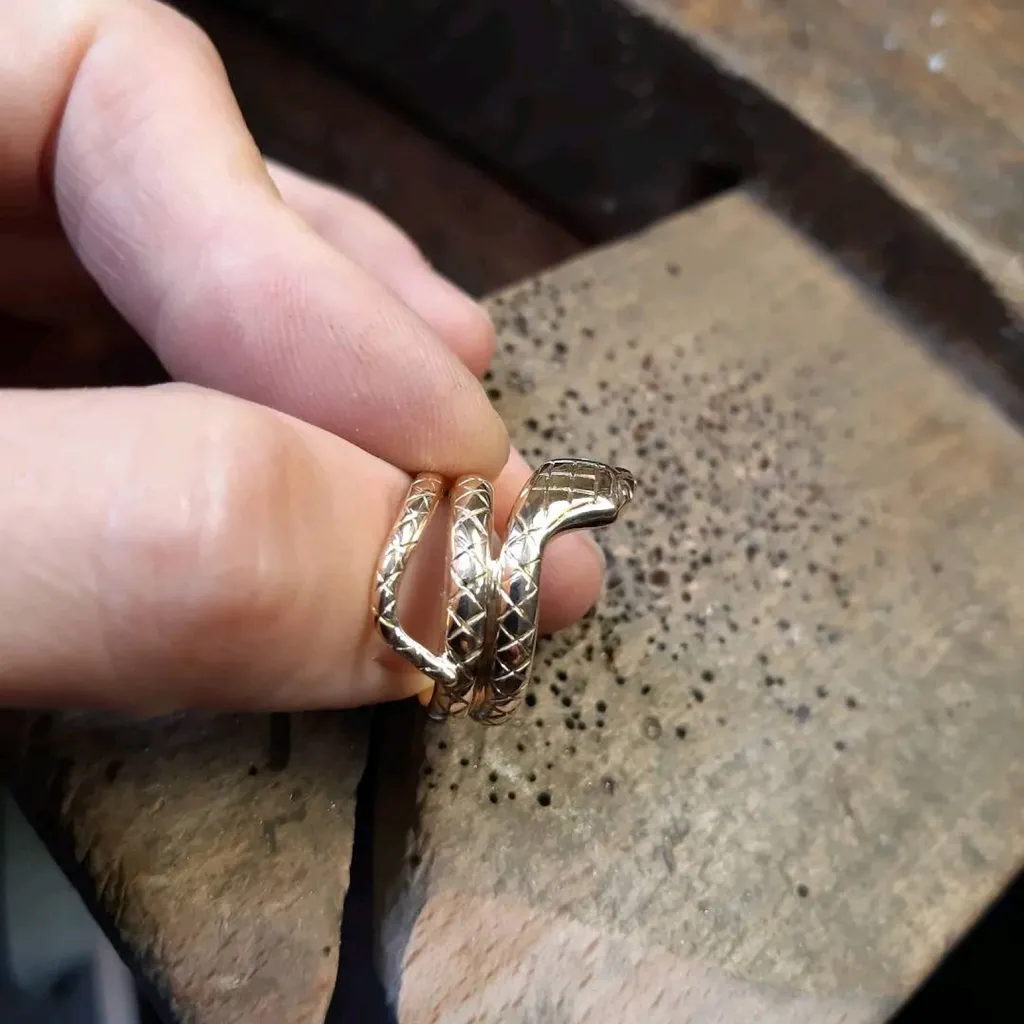 Bague en or en forme de Serpent Bordeaux