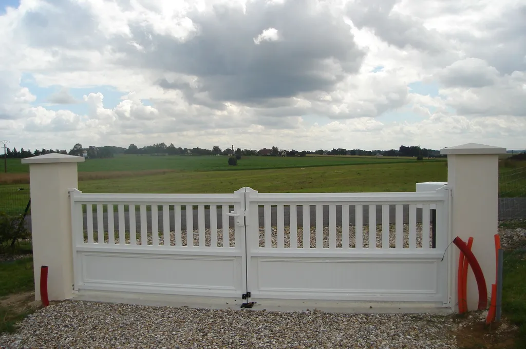 Installation de Portail en aluminium Battant, Modèle Esthétique Classique, Teintes Originales Sur-Mesure à Yvetot en Seine-Maritime 76 et Fauville-en-Caux