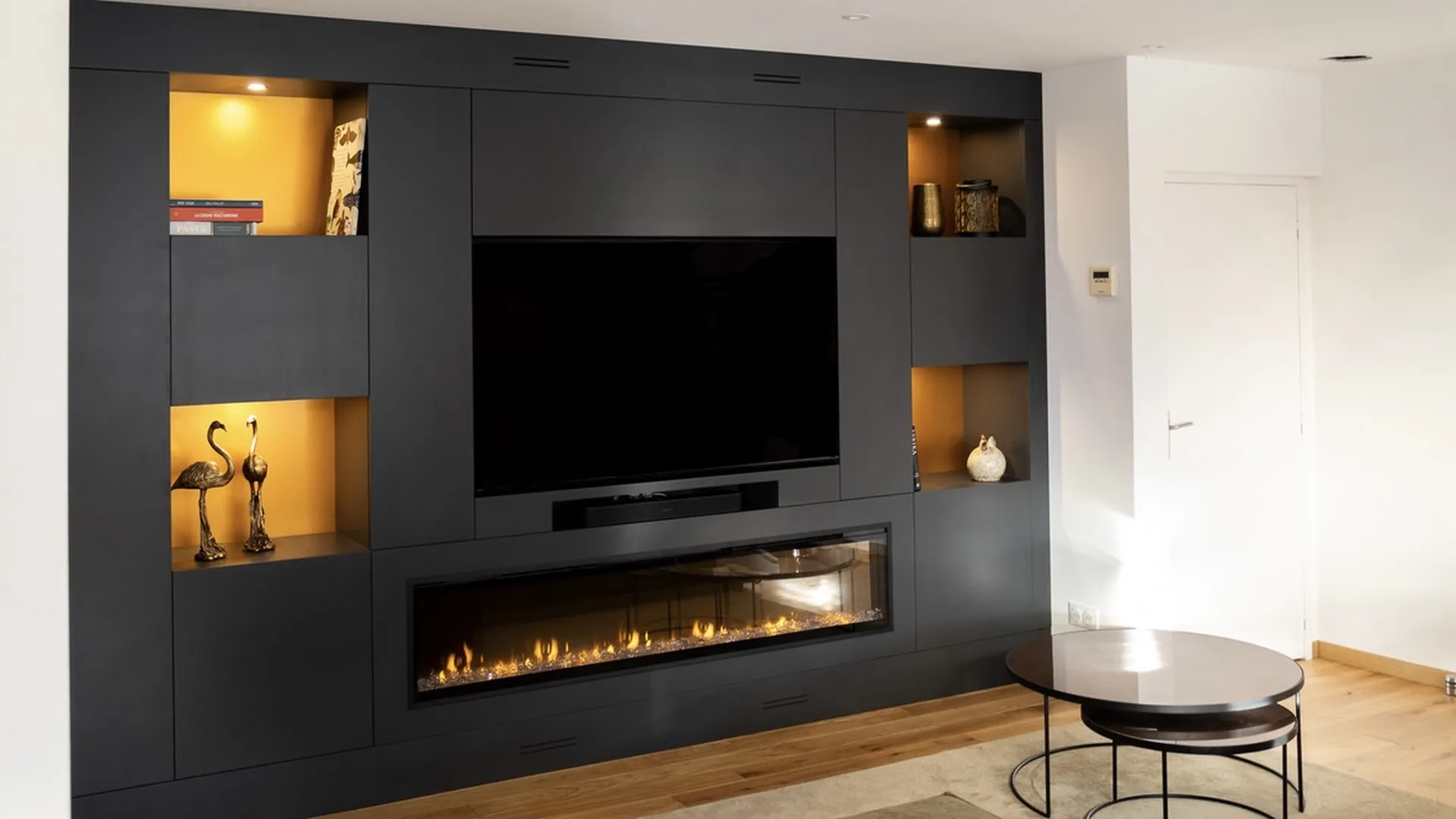 Meuble TV avec rangements sur mesure au design moderne à Mirabel