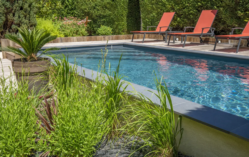 Construction piscine béton armé avec terrasse bois IPE et aménagements extérieurs à Genay proche Lyon
