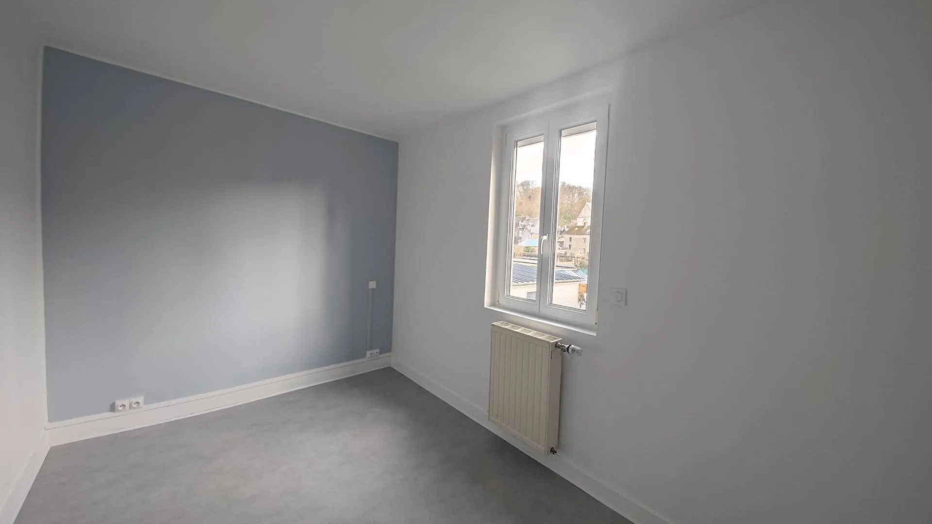 A vendre : Chambres Spacieuses à l'Étage - Trois chambres lumineuses à l'étage, offrant espace et confort pour toute la famille.