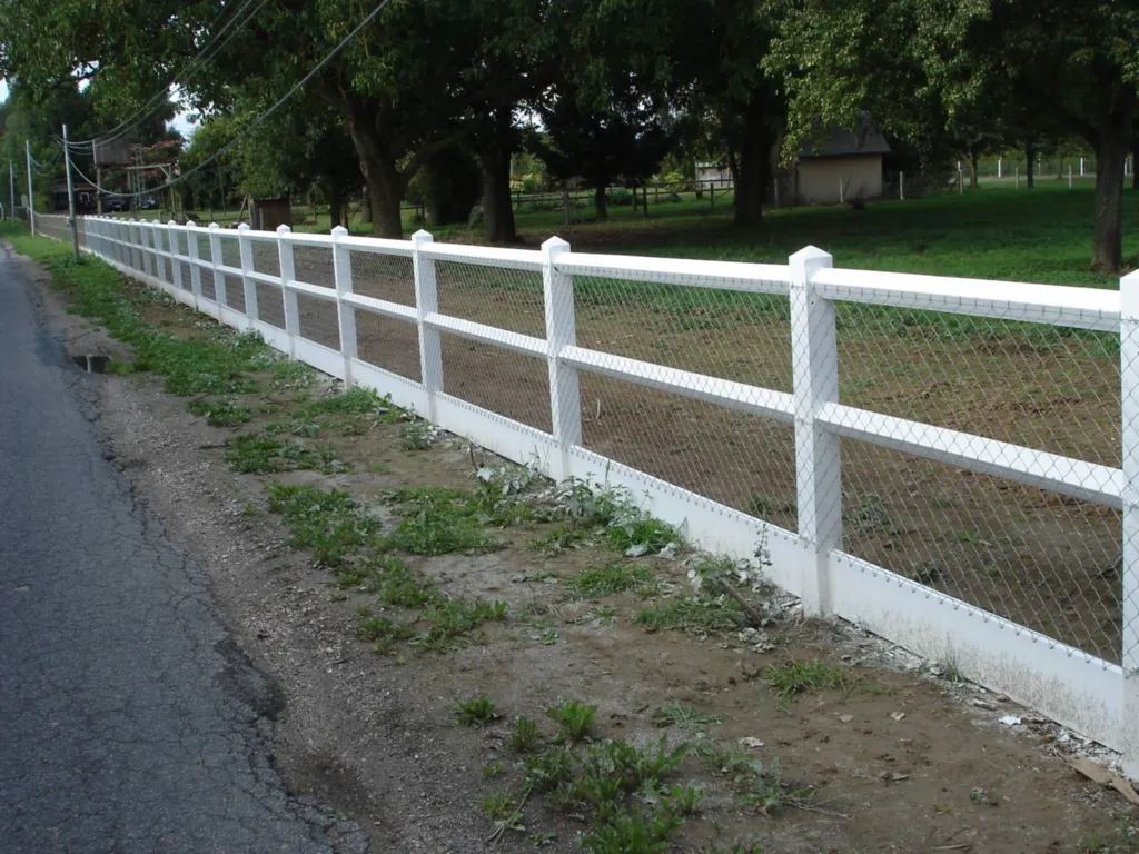 Poseur de clôture en lisses béton à Epaignes 27