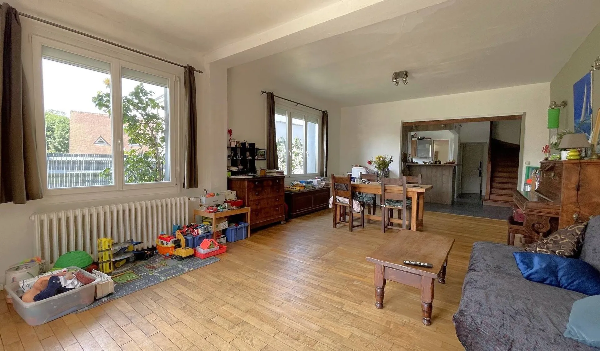 Maison à vendre avec séjour lumineux à Dieppe : Au rez-de-chaussée, une entrée accueillante et un séjour lumineux avec porte-fenêtre donnant sur le jardin.