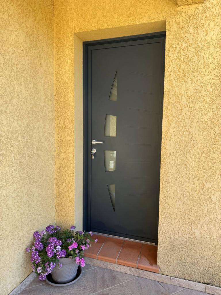 Pose d'une porte d'entrée k-line sur Eyguières (13)
