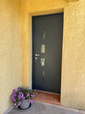 Pose d'une porte d'entrée k-line sur Eyguières (13)