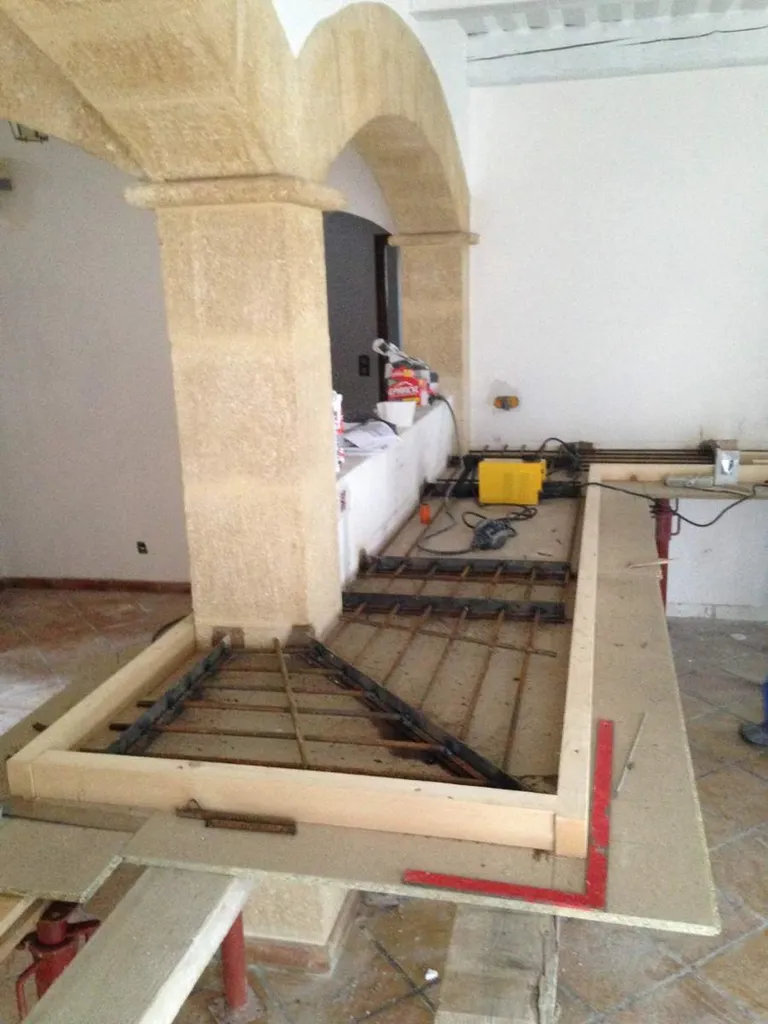 Réalisation d'un plan de travail en béton lissé d'une cuisine à Grans