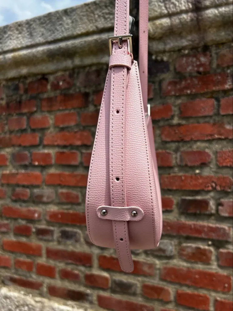 Sac Lancaster en cuir rose disponible chez Evasion Eu