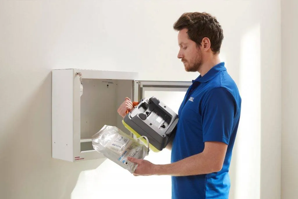 maintenance d'un technicien pour défibrillateur