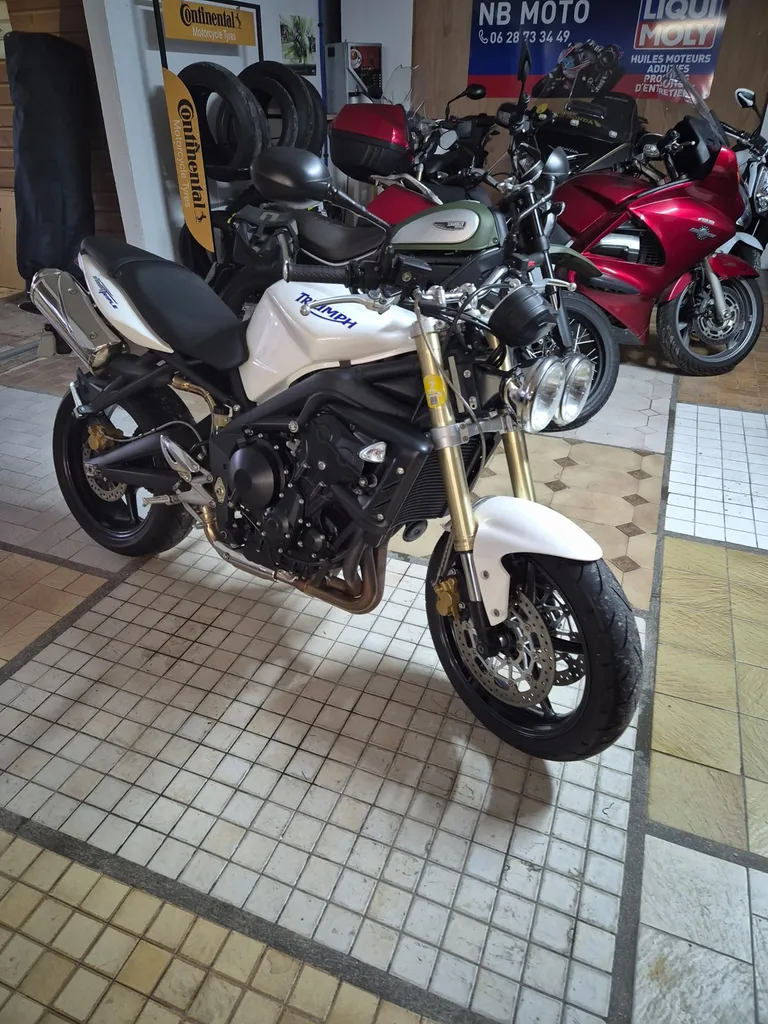 Acheter une moto Triump 675 d'occasion avec garantie, aucun frais à prévoir, près de Montivilliers