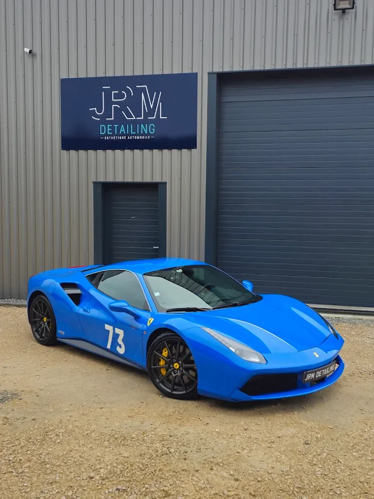 Sur cette magngifique Ferrari 488 GTB Edition 70 Anniversarie nous avons réalisée un lustrage ainsi qu'un detailing d'entretien
