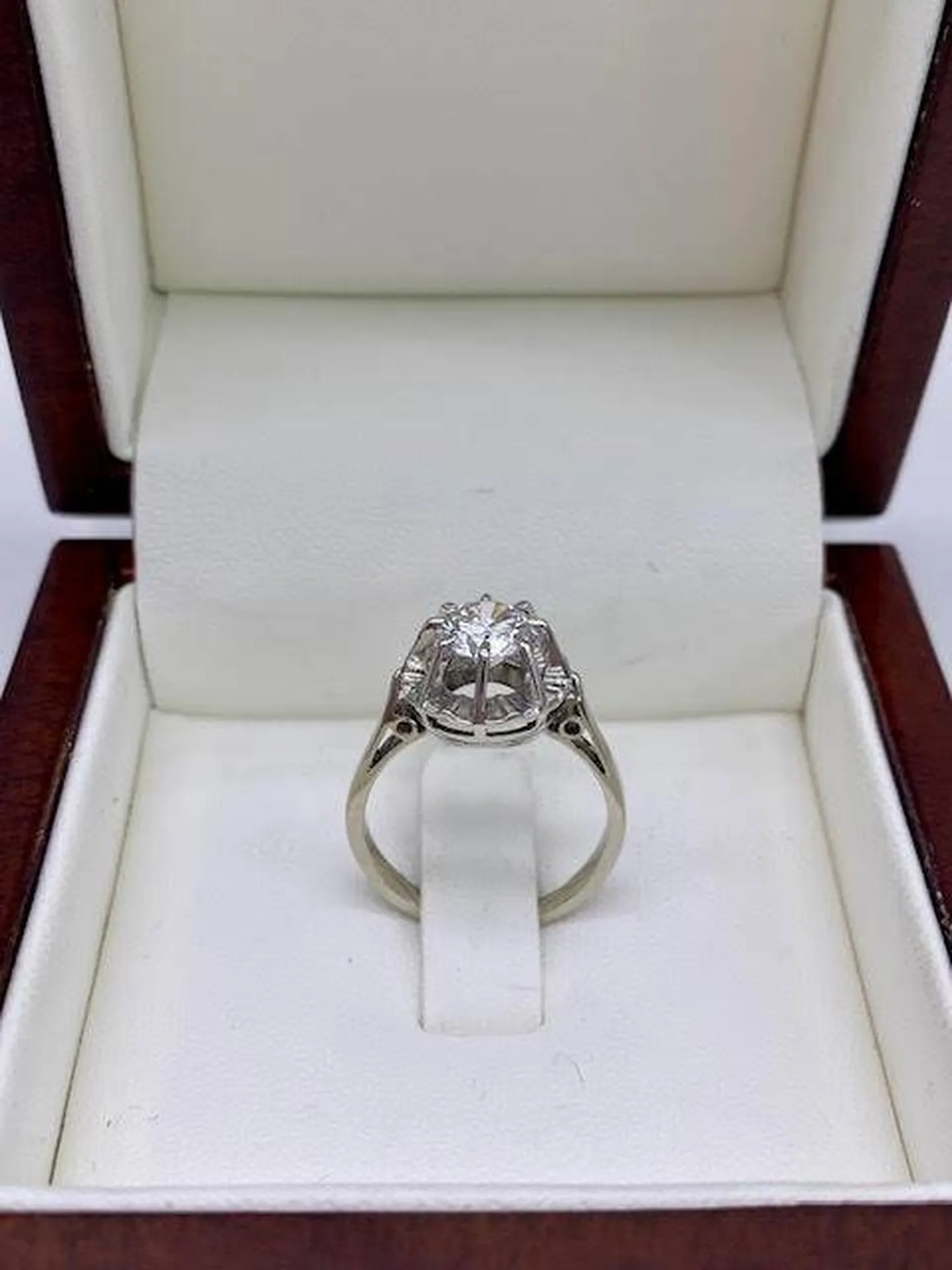 L'Amour Scellé en Carat : La Solitaire de 0.98 chez Or Ligne en Gironde