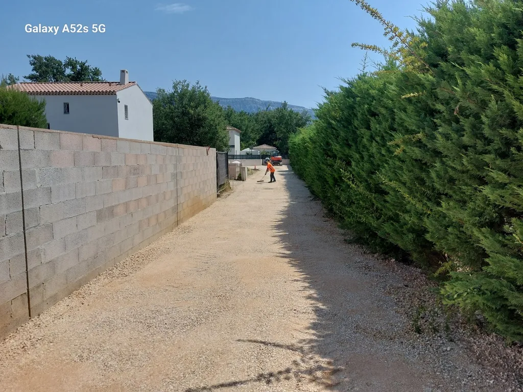remise en état en tout venant d'un chemin de copropriété à  Nans les Pins dans le Var