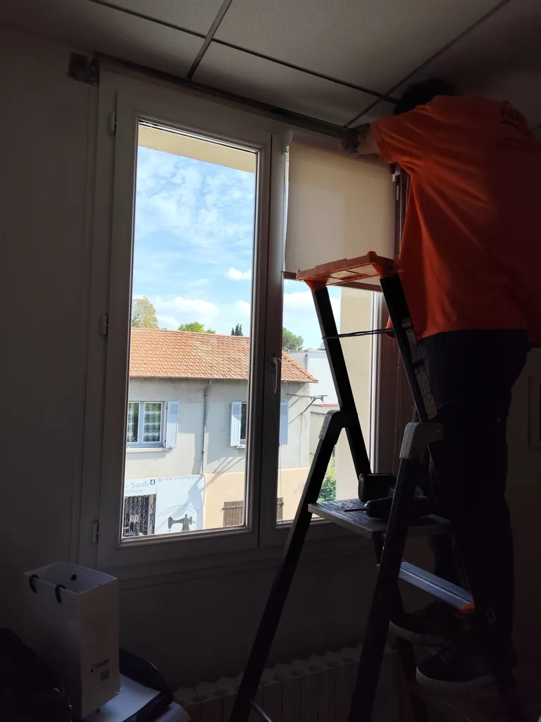 Installation de stores enrouleurs et bandes verticales anti éblouissement et anti chaleur pour locaux professionnels à Marignane - Solution design et thermique sur mesure