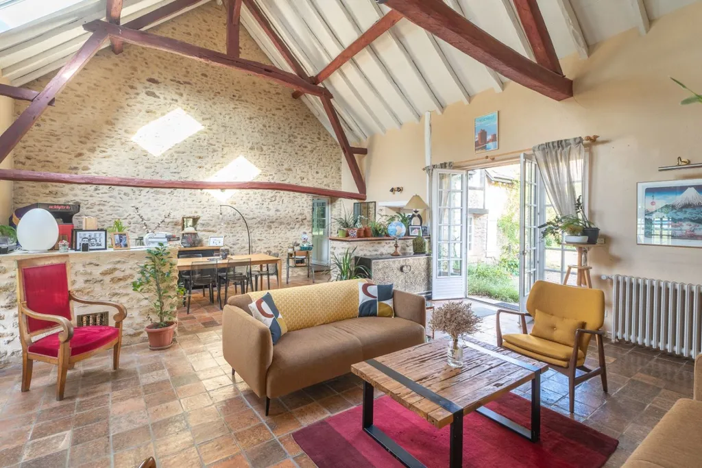 grande maison lumineuse à vendre en sarthe proche du mans avec plafond cathédral