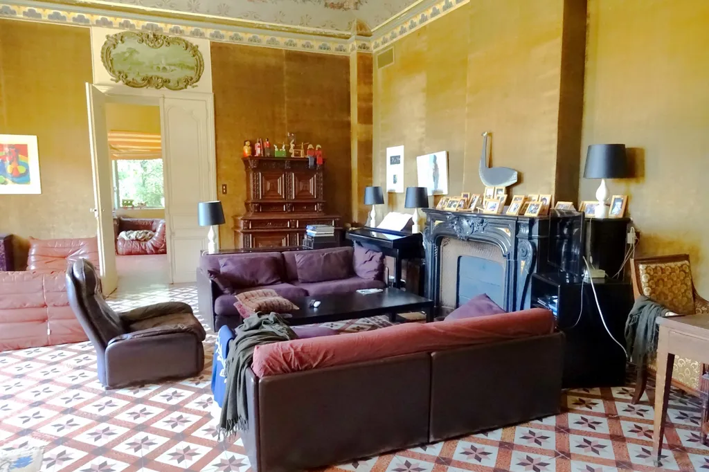 A vendre proche d'Avignon, maison de maître avec dépendances, tennis et piscine    