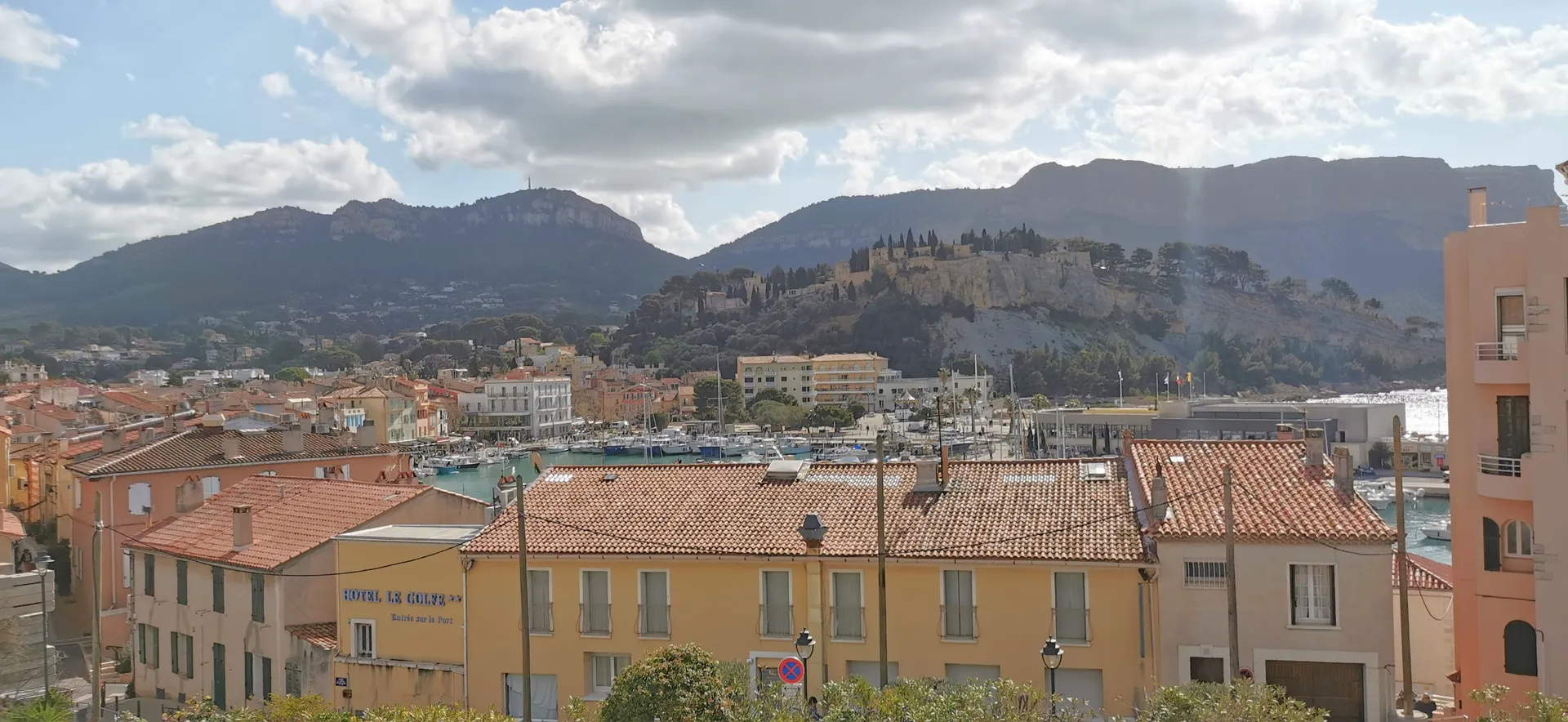 Vente appartement T1/2 Cassis avec balcon vue port et Cap Canaille dans résidence sécurisée derrière le port