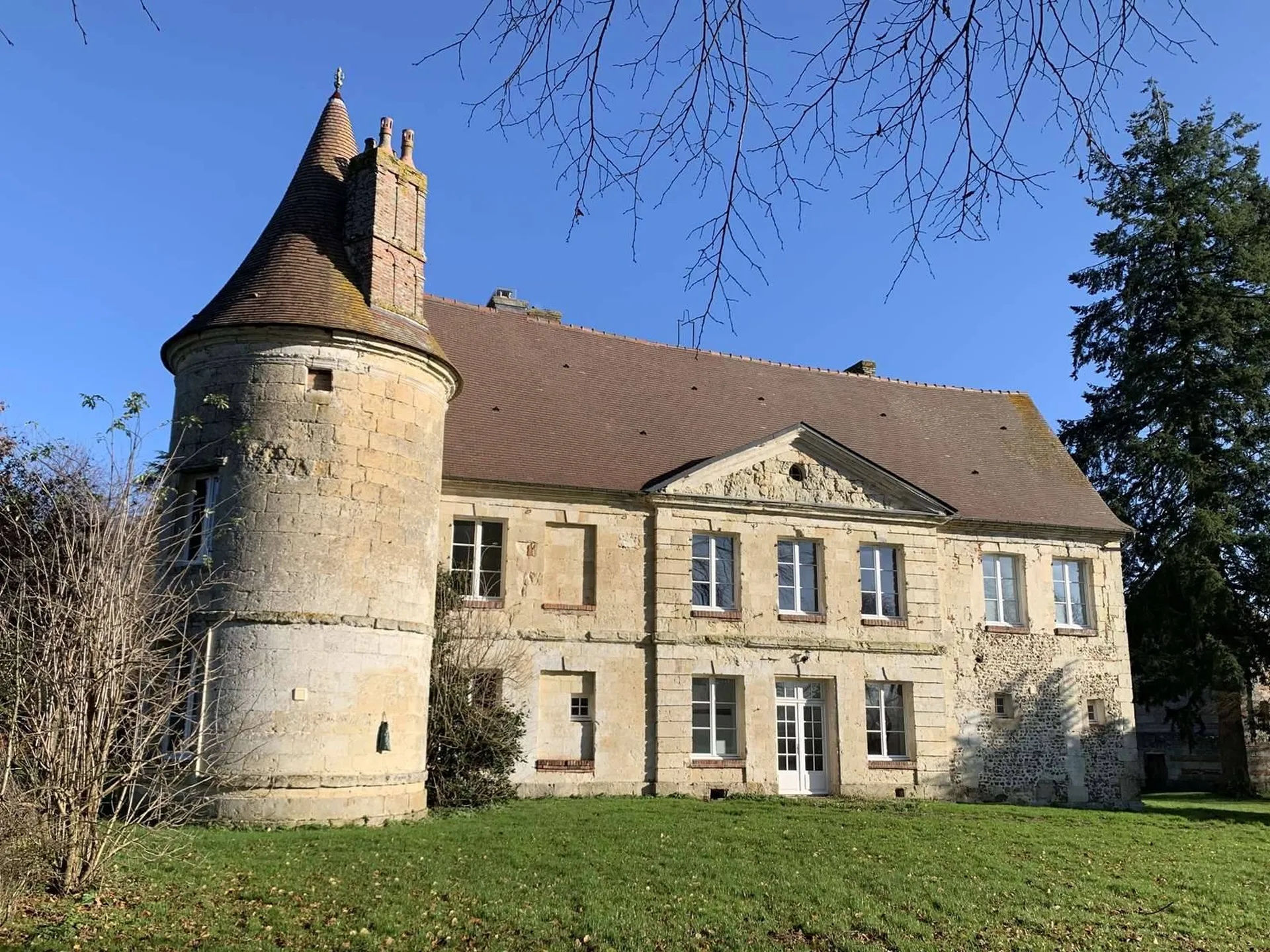 A vendre PAYS d’AUGE du CALVADOS : Château en pierres des XV et XVIII siècles entre LISIEUX (14100) et ORBEC (14290)
