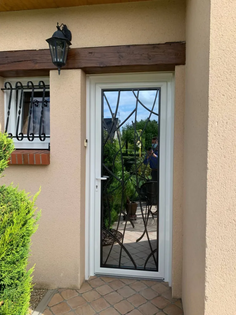 Entreprise de menuiserie pour la vente et pose d'une porte d’entrée PVC proche de Honfleur (14)