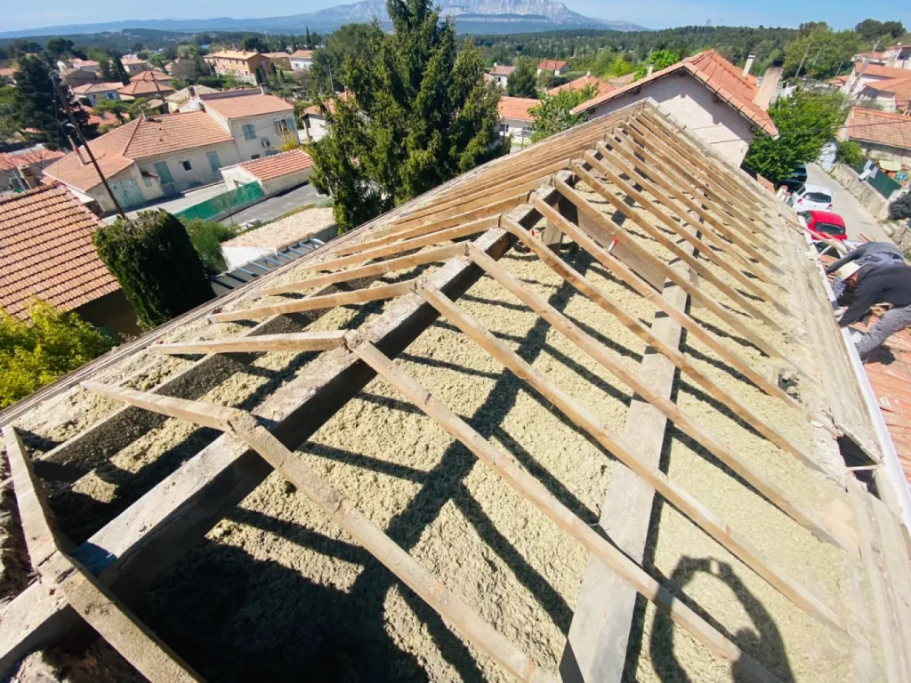 Réfection d’une toiture en tuiles plates de Marseille sur Port de Bouc près de Martigues