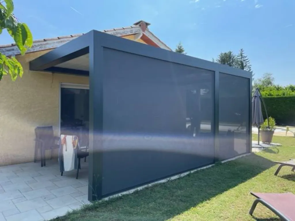 Installation d'une pergola bioclimatique aluminium sur mesure de marque MARQUISES en région Rhône Alpes à Saint-Romain-de-Jalionas