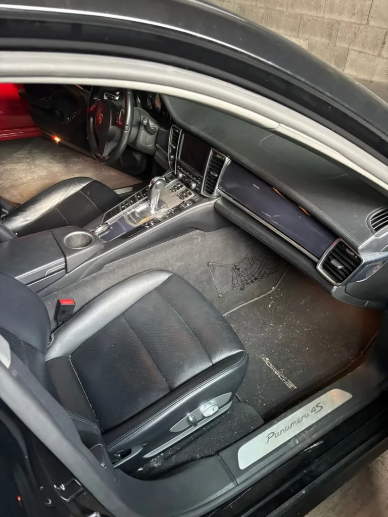 Nettoyage intérieur d'une Porsche Panamera 4S à Saint-Étienne : cuir et surfaces laquées