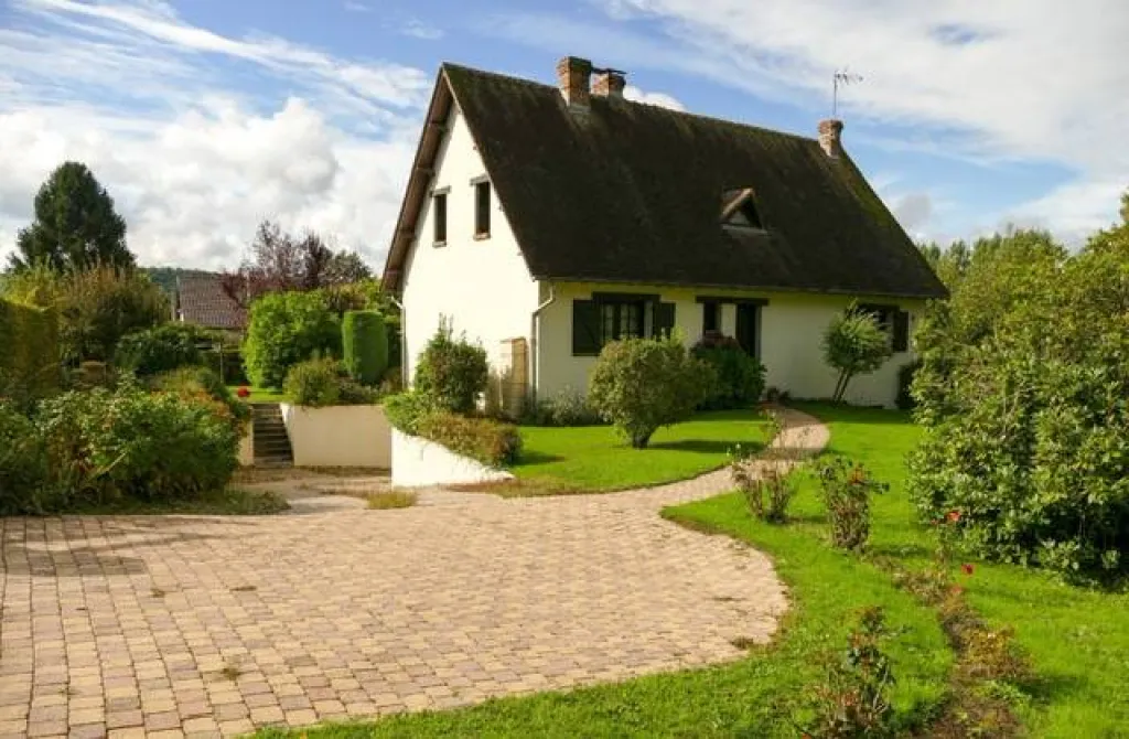A saisir magnifique maison normande de 160 m² habitable édifiée sur 1660 m² de terrain à MONTFORT SUR RISLE 27290