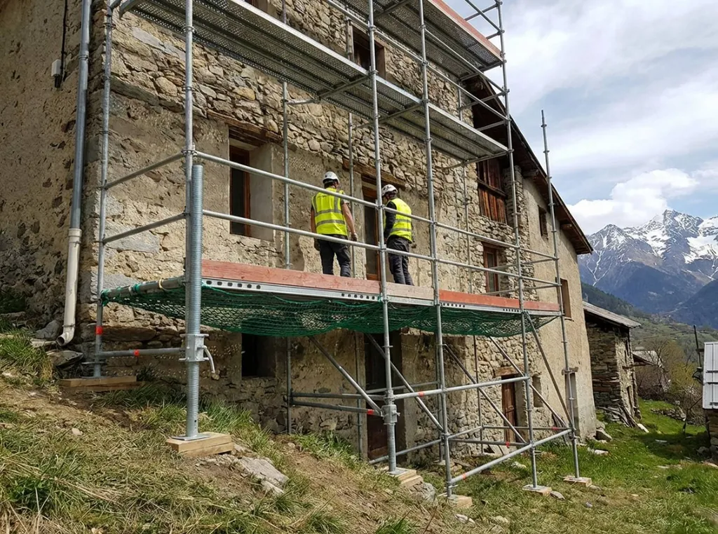 Comment optimiser la sécurité d’un échafaudage sur chantier en zone montagneuse en 2026 ?
