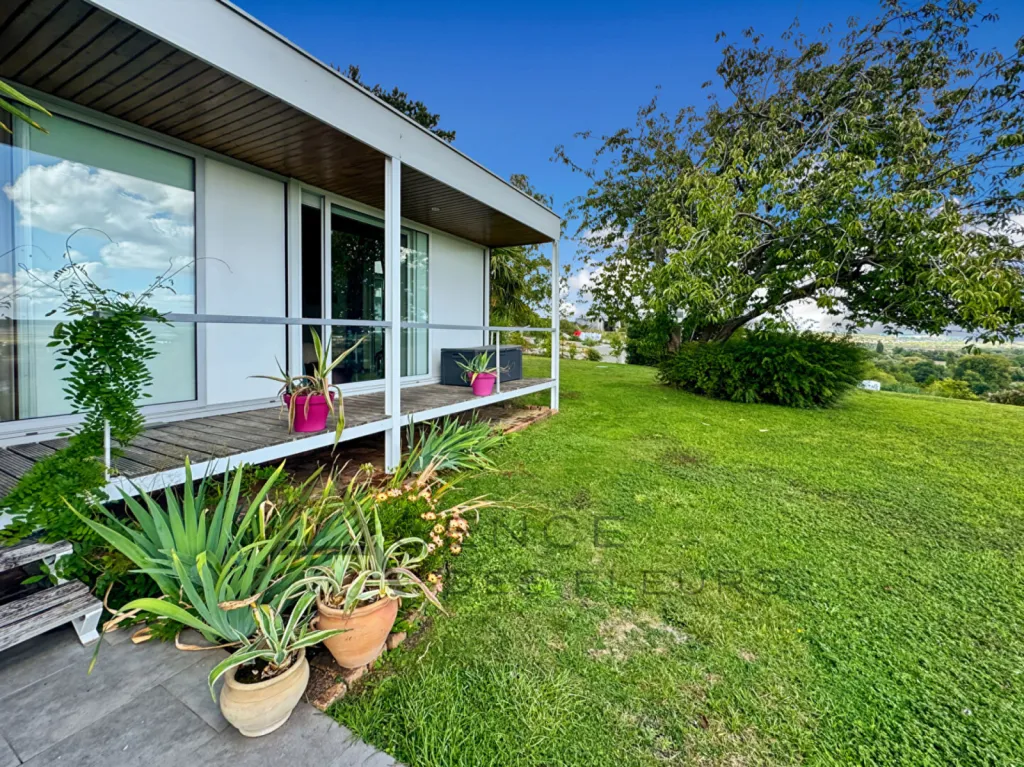 A vendre maison d'architecte de 198 m² habitables édifié sur un terrain de 6100 m² située à FRENEUSE 76410