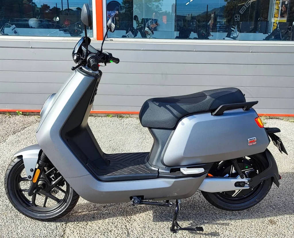 NIU NQI GTS GRIS MAT ÉQUIVALENT 125cc .