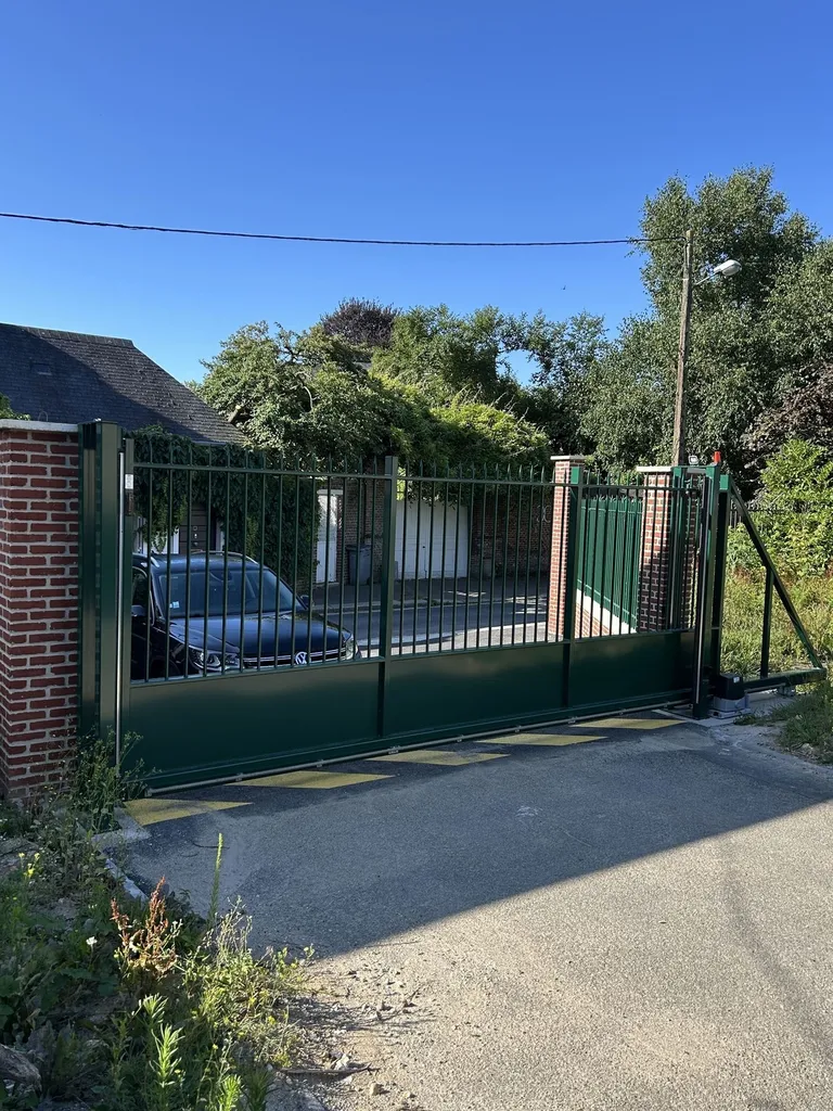 Fourniture de portails autoportants professionnels dans l’Eure, le Calvados et la Seine-Maritime : ouverture dégagée et maintenance réduite