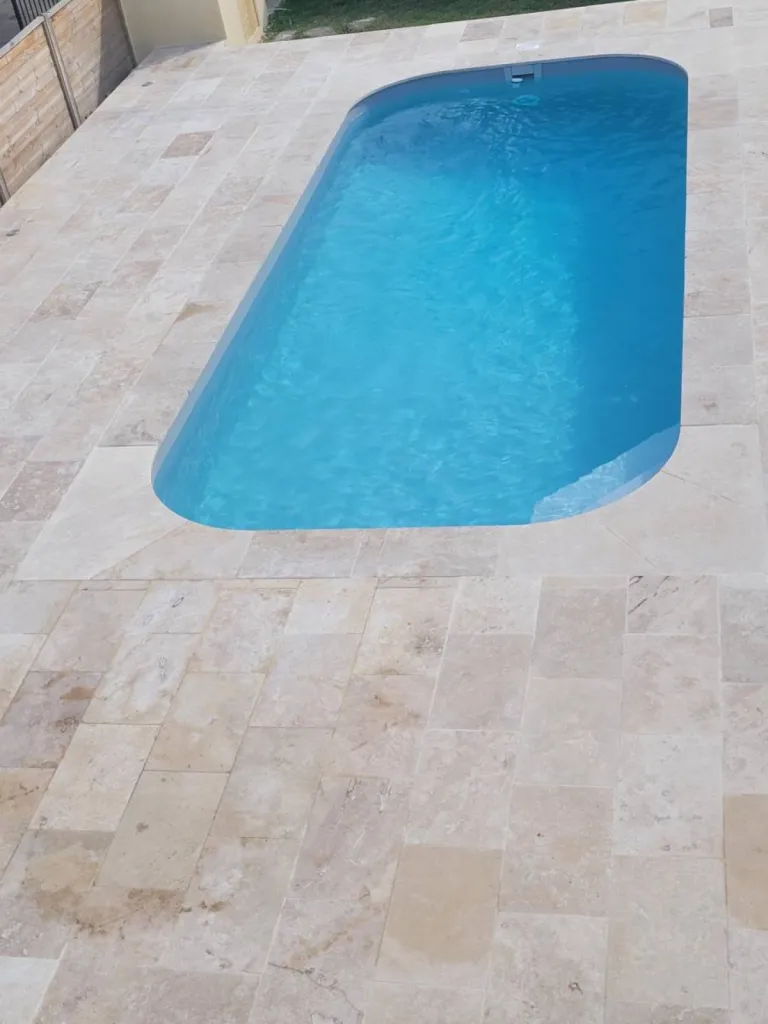 Margelle en pierre de Travertin. Livraison de Nantes à Aix-en-Provence
