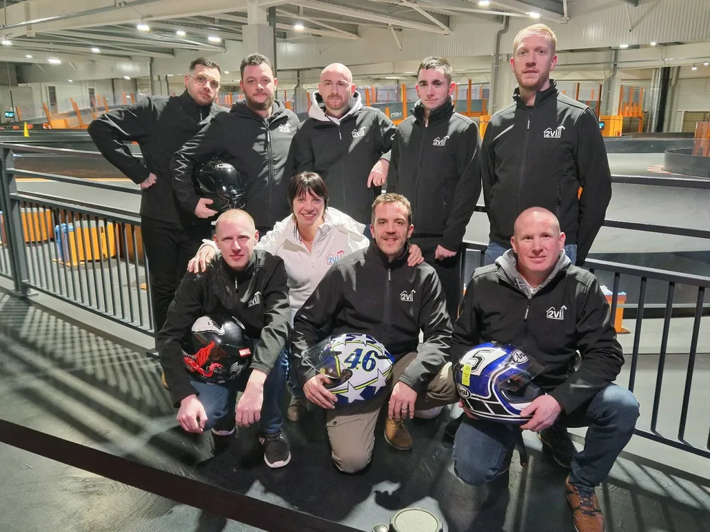 Sortie karting et repas convivial pour clôturer cette année 2022, avec l'équipe 2VI PEINTURE au complet