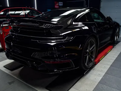 Ajustement au quart de millimètre du PPF film de protection XPEL pour épouser chaque courbe de la Porsche 992 Turbo S.