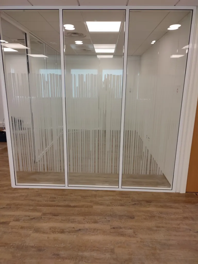 Vitrophanie dépoli blanc bandelettes , effet verre brisé pour open space cloison vitrées à Vitrolles – Communication visuelle soignée dans les Bouches-du-Rhône